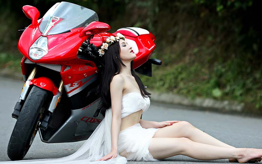 Beautiful girls and motorcycles in Pasig